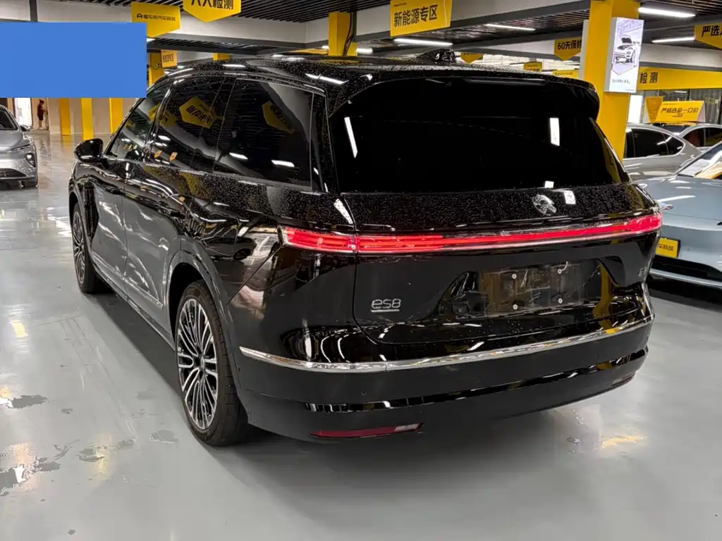 NIO ES8 2025