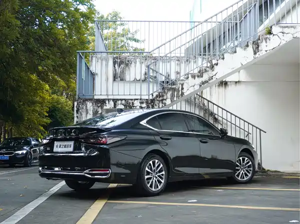 Lexus ES 2025