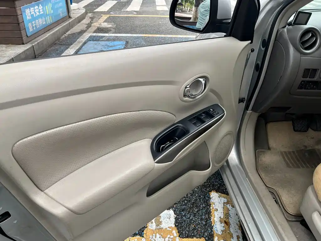 Nissan Sunny 2011 — фото 10