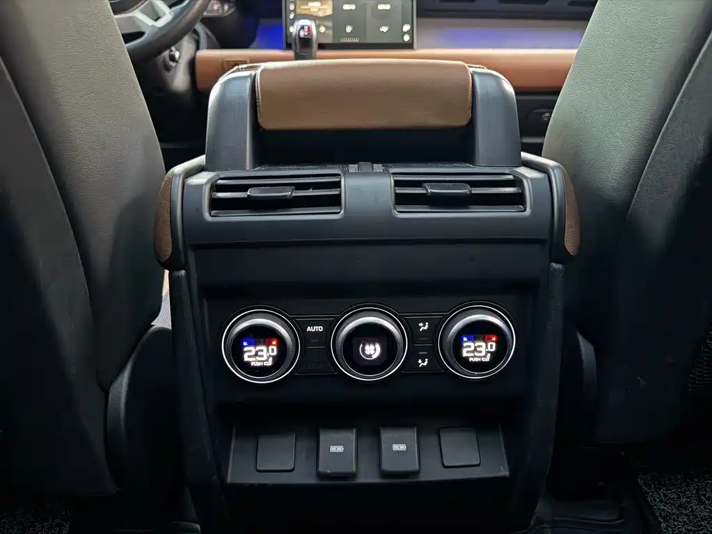 Land Rover Defender 2023 — фото 12