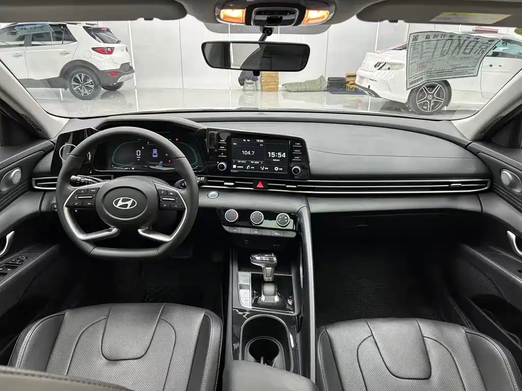 Hyundai Elantra 2023 — фото 15