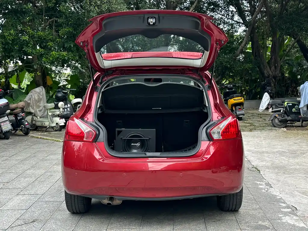 Nissan Tiida 2015 — фото 19
