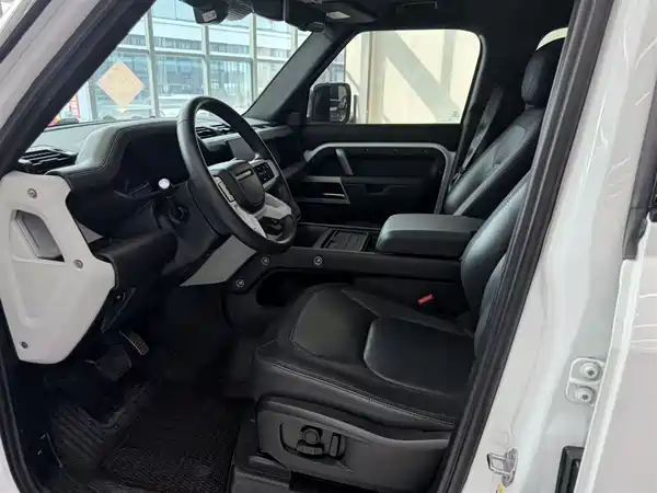 Land Rover Defender 2023