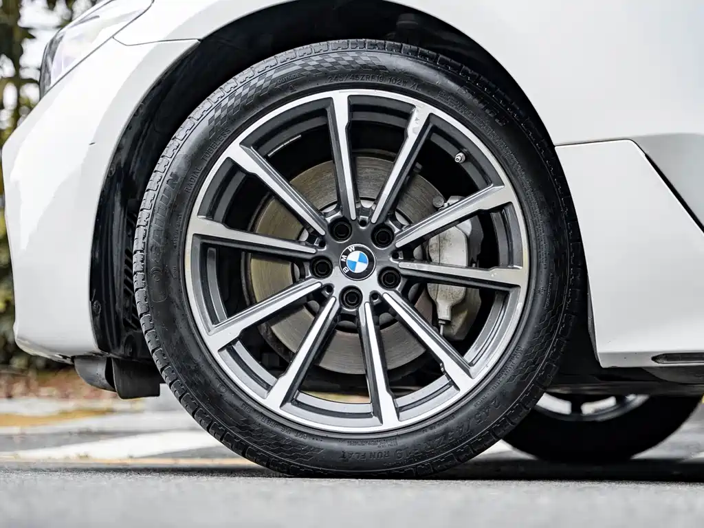 BMW 5 Series 2019 — фото 12
