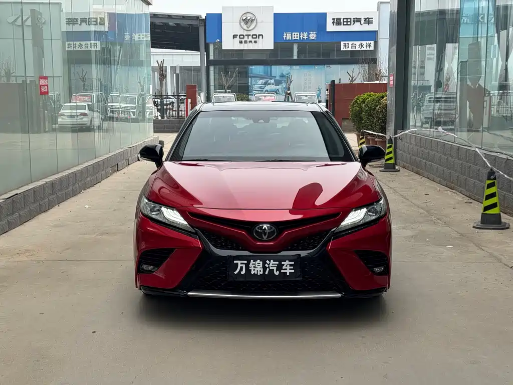 Toyota Camry 2020 — фото 1