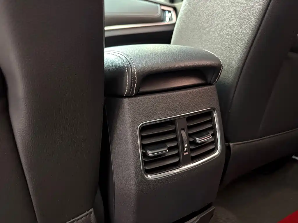 Roewe RX5 New Energy 2018 — фото 13