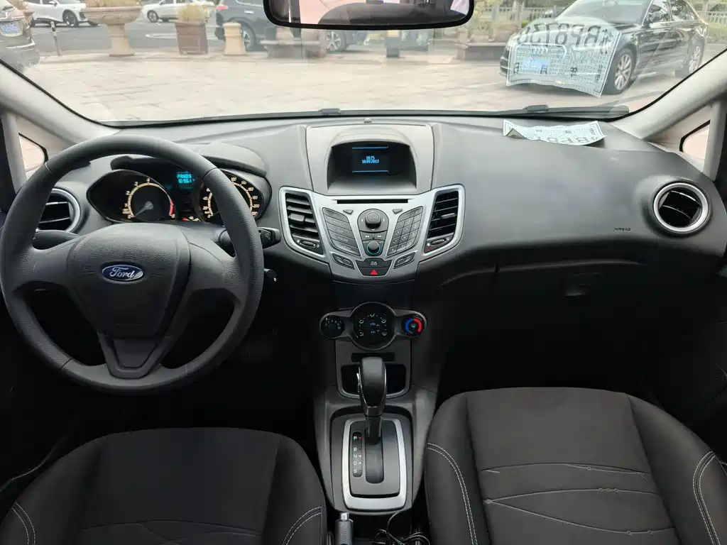 Ford Fiesta 2014 — фото 10