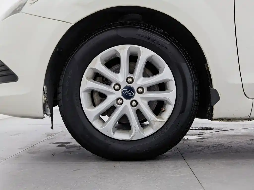 Ford Focus 2015 — фото 17