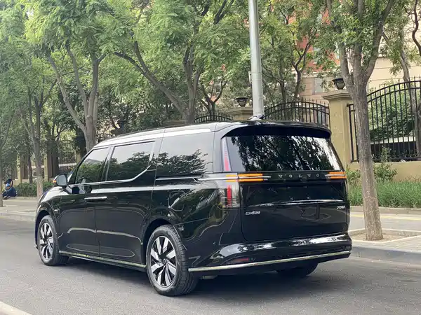 Volvo EM90 2025
