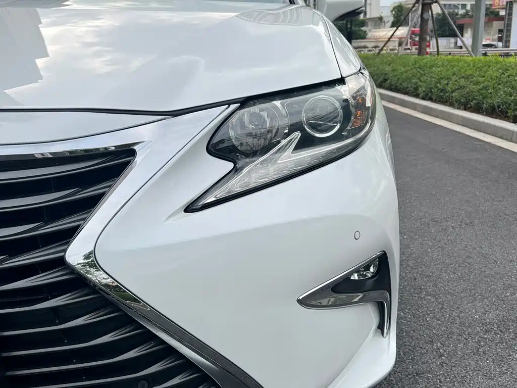 Lexus ES 2016 — фото 9