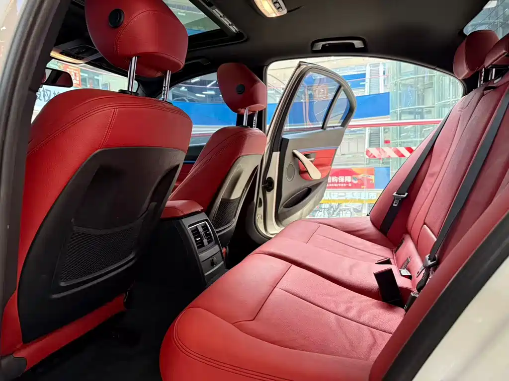 BMW 3 Series 2019 — фото 17