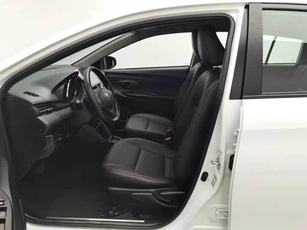 Toyota Yaris L 2017 — фото 10