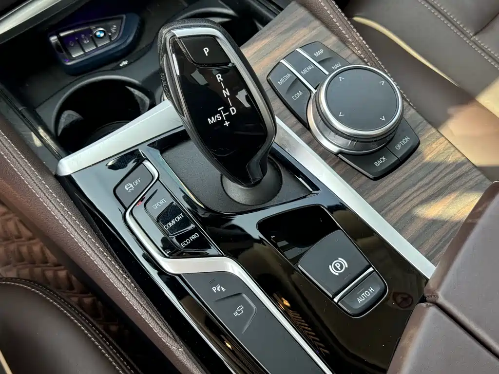 BMW 5 Series 2020 — фото 10