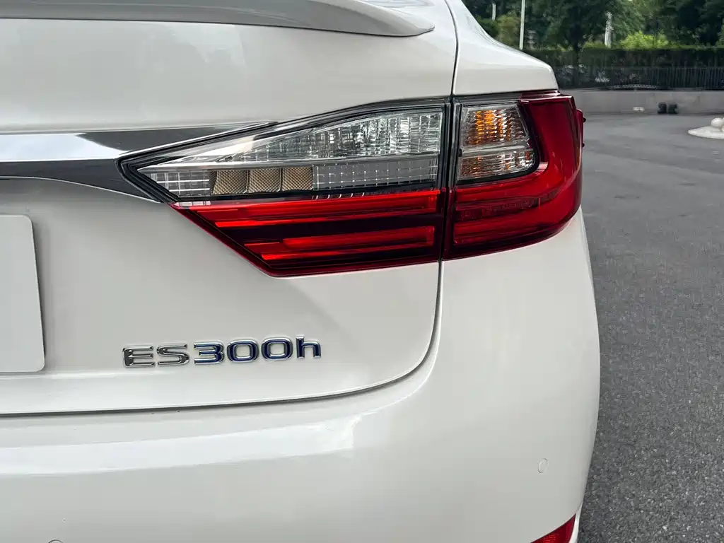 Lexus ES 2016 — фото 11