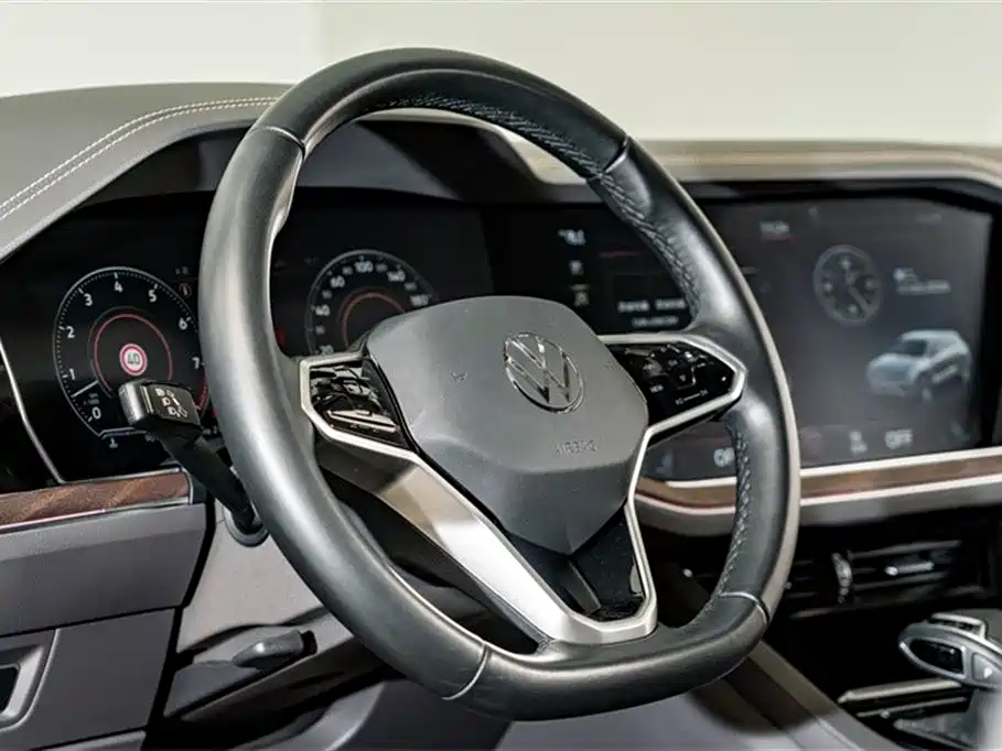 Volkswagen Touareg 2023 — фото 13