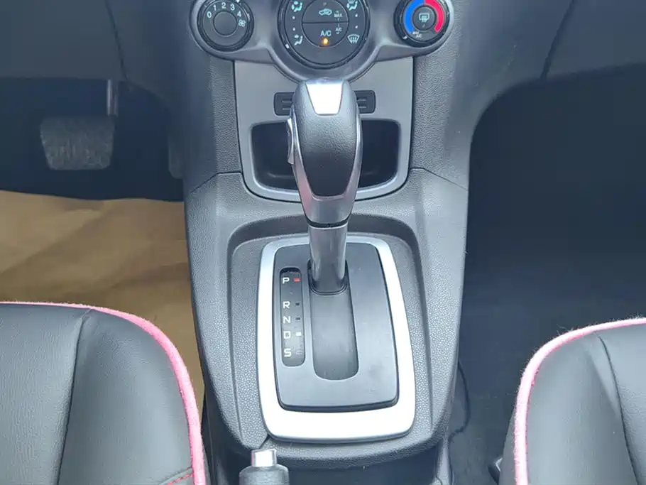 Ford Fiesta 2015 — фото 16