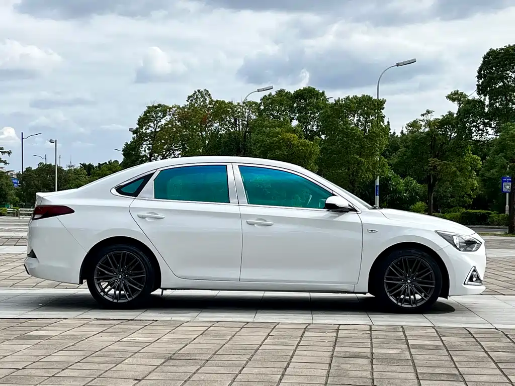 Hyundai Elantra 2017 — фото 3
