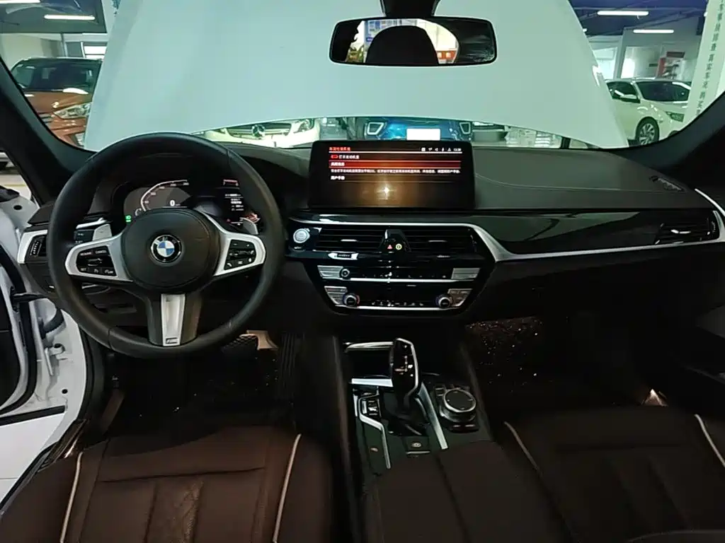 BMW 5 Series 2021 — фото 10