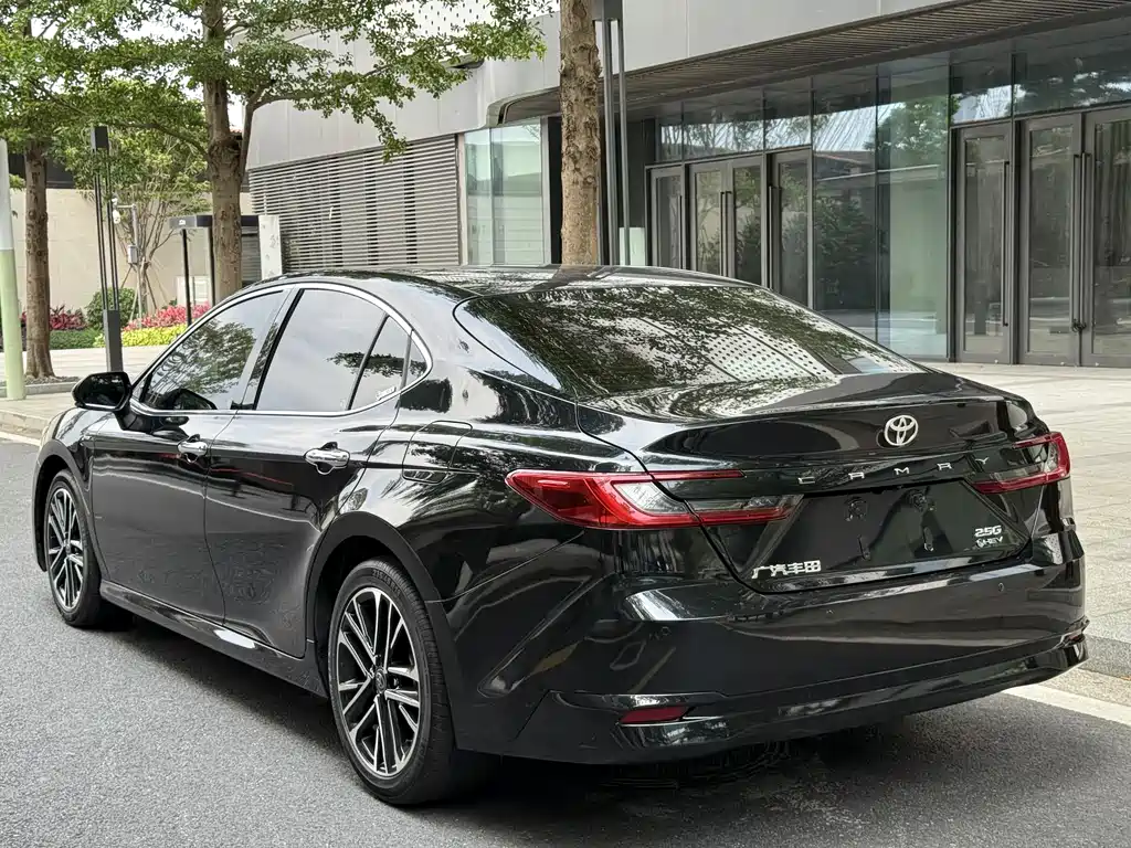 Toyota Camry 2025 — фото 9