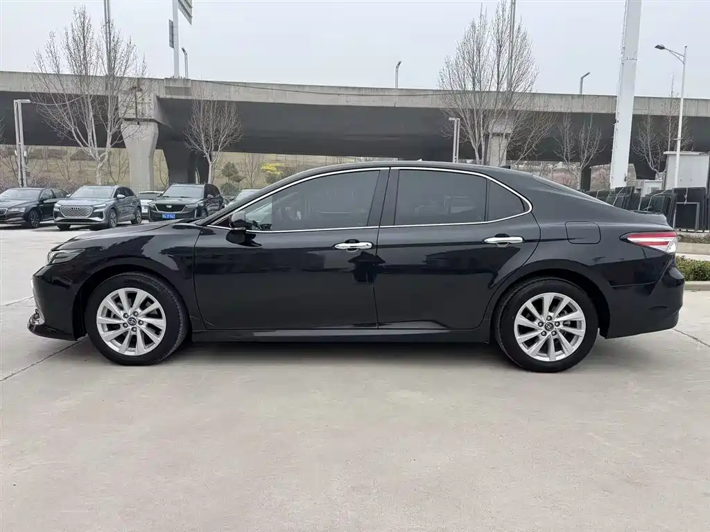 Toyota Camry 2022 — фото 4