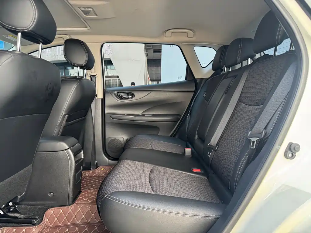 Nissan Tiida 2018 — фото 13