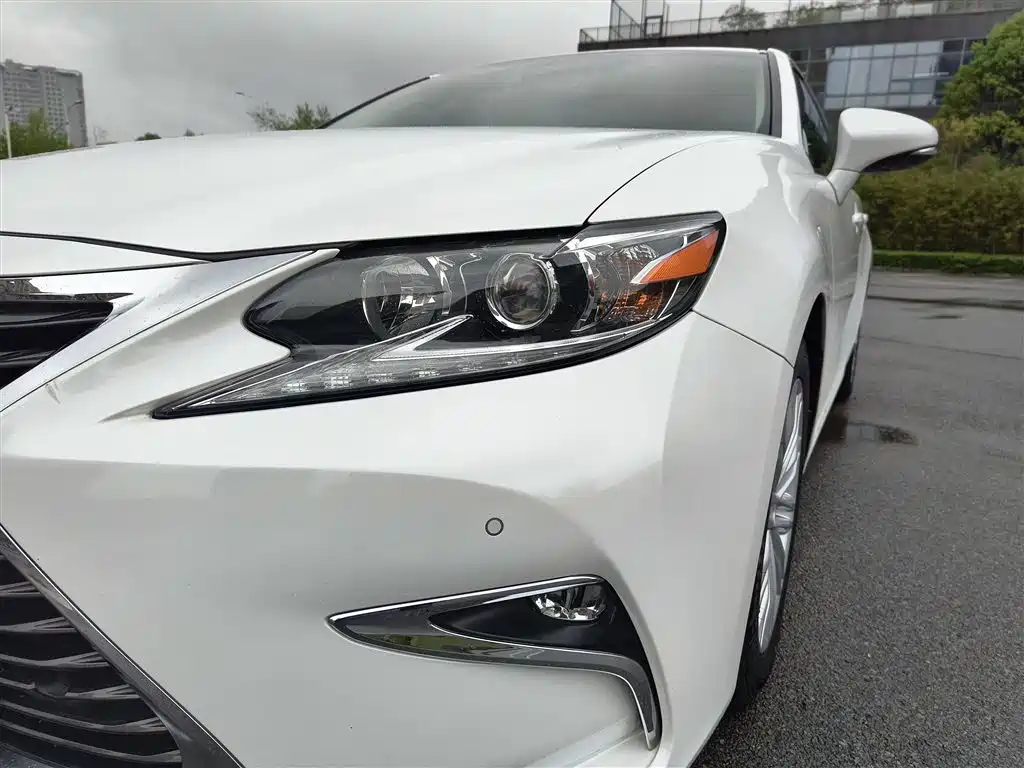 Lexus ES 2016 — фото 23