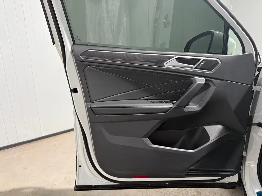 Volkswagen Tiguan L 2023 — фото 12