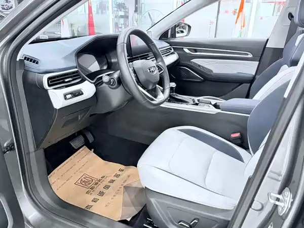 Geely Emgrand 2022