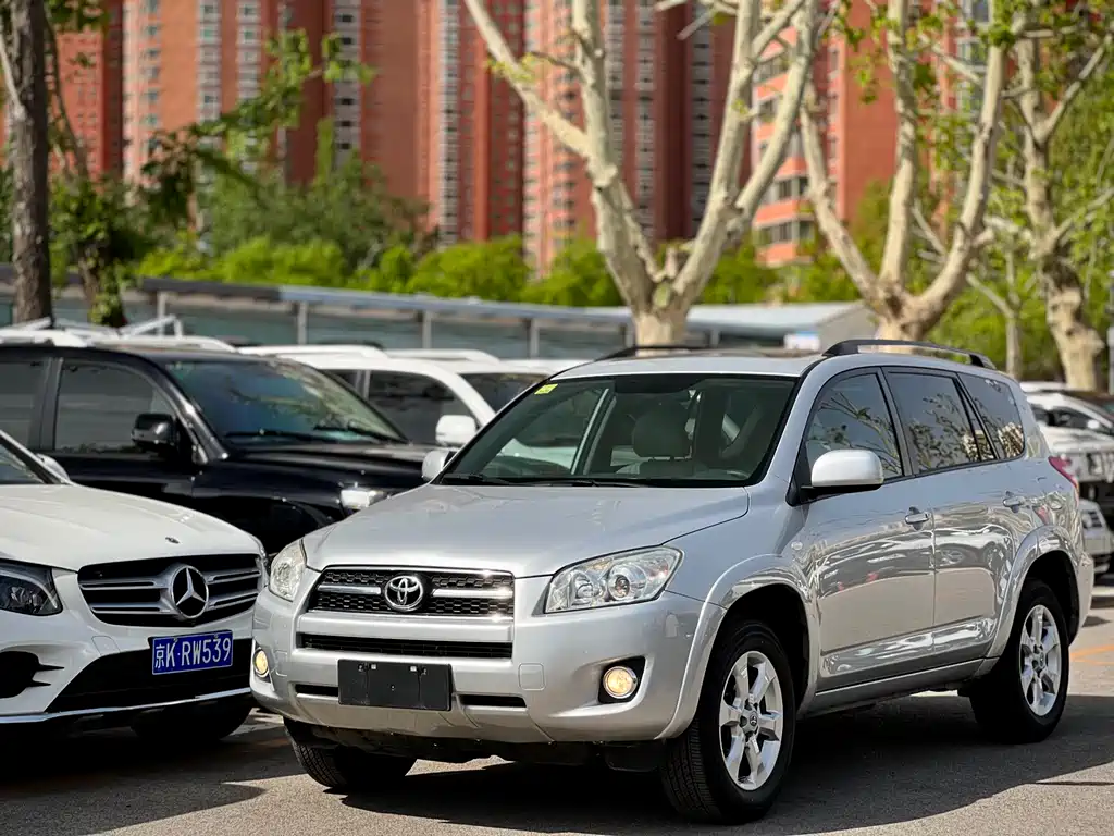 Toyota RAV4 2010 — фото 1