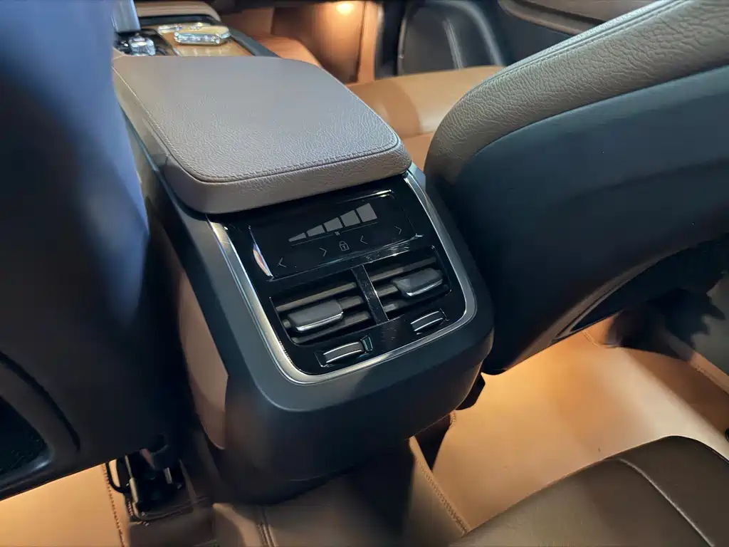 Volvo XC90 2021 — фото 10