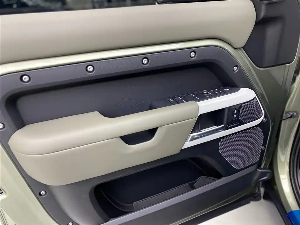 Land Rover Defender 2021 — фото 22