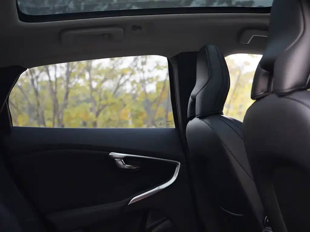 Volvo V40 2015 — фото 15