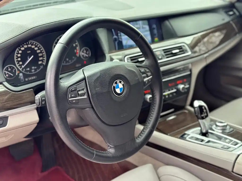BMW 7 Series 2010 — фото 10