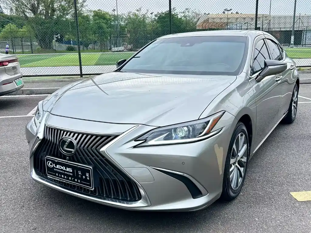 Lexus ES 2019 — фото 1