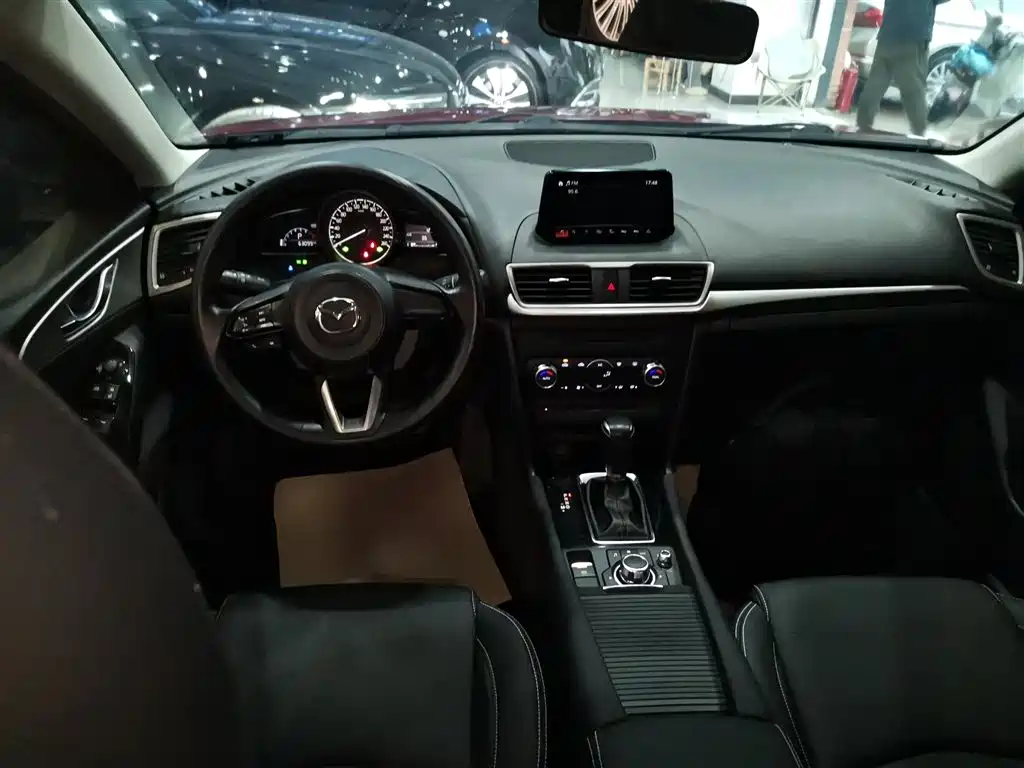 Mazda 3 Axela 2019 — фото 10