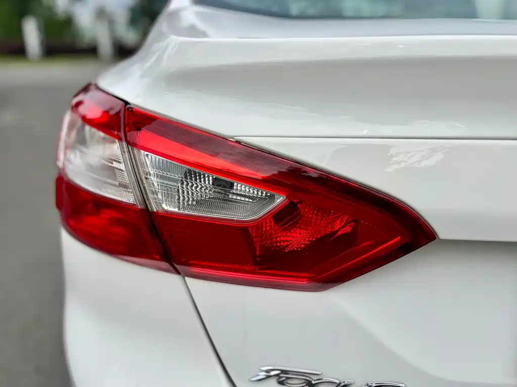 Ford Focus 2014 — фото 30