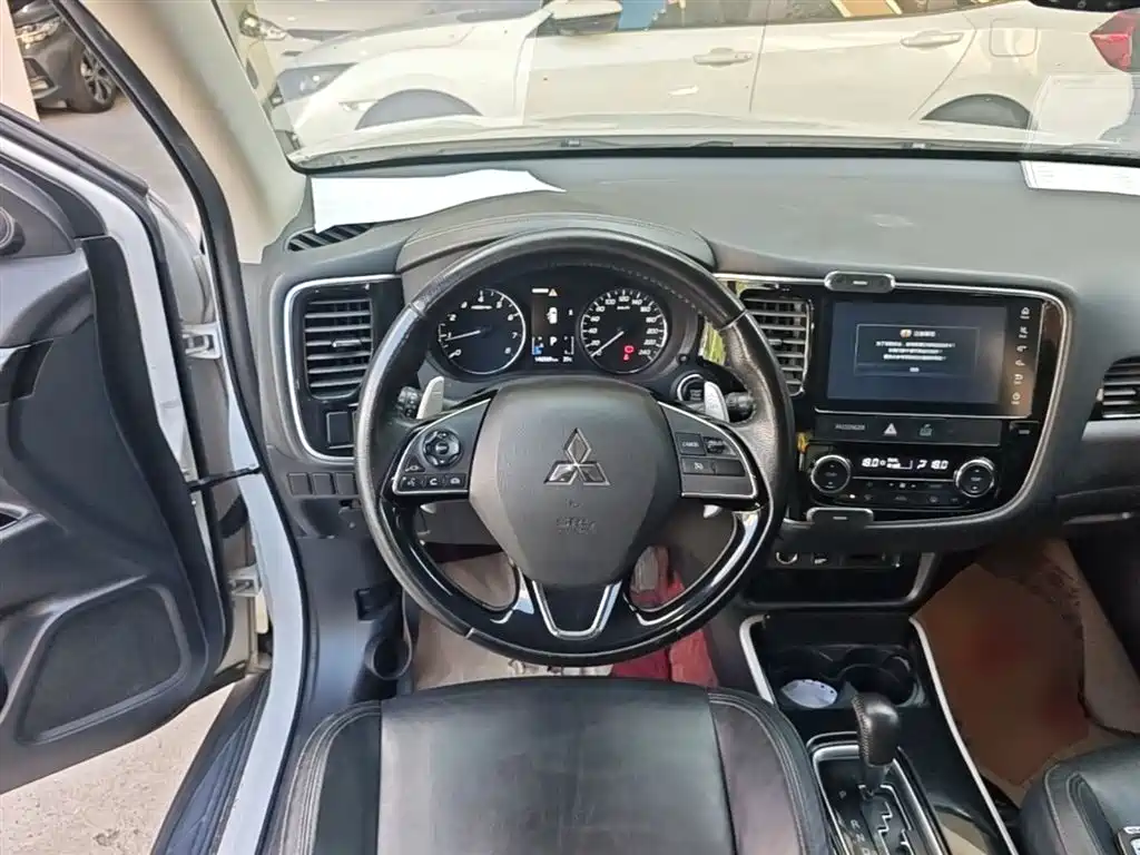 Mitsubishi Outlander 2019 — фото 11