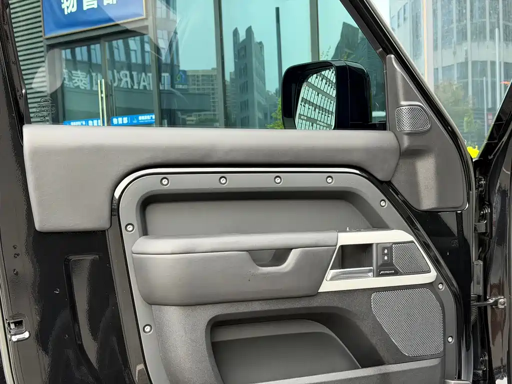 Land Rover Defender 2022