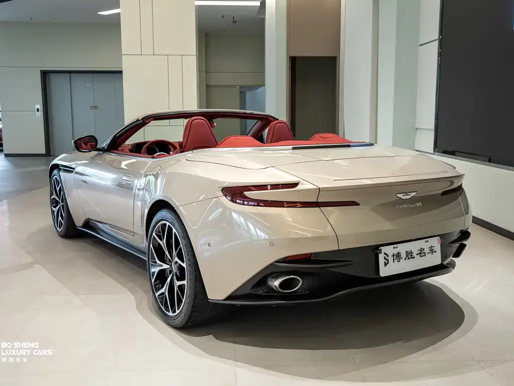 Aston Martin DB11 2018 — фото 18