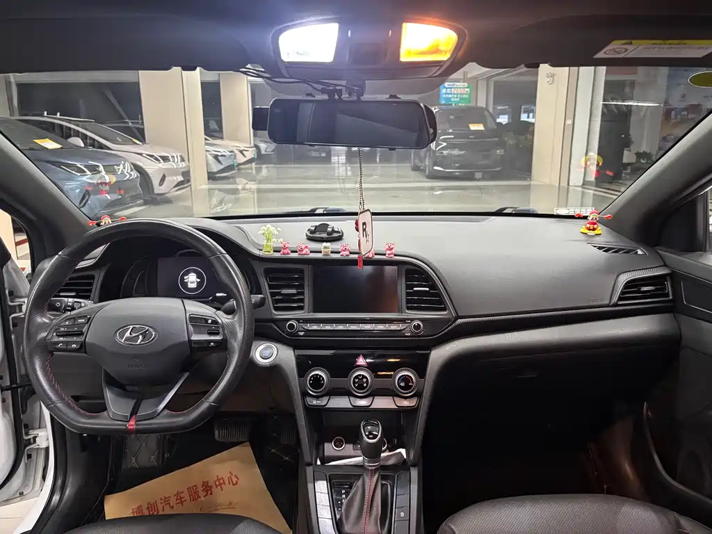 Hyundai Elantra 2019 — фото 12