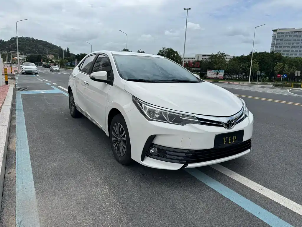 Toyota Corolla 2018 — фото 2