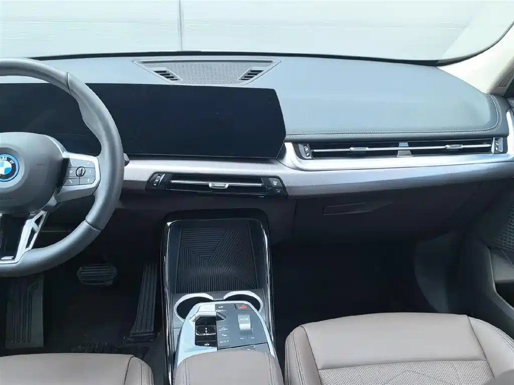 BMW iX1 2025 — фото 10