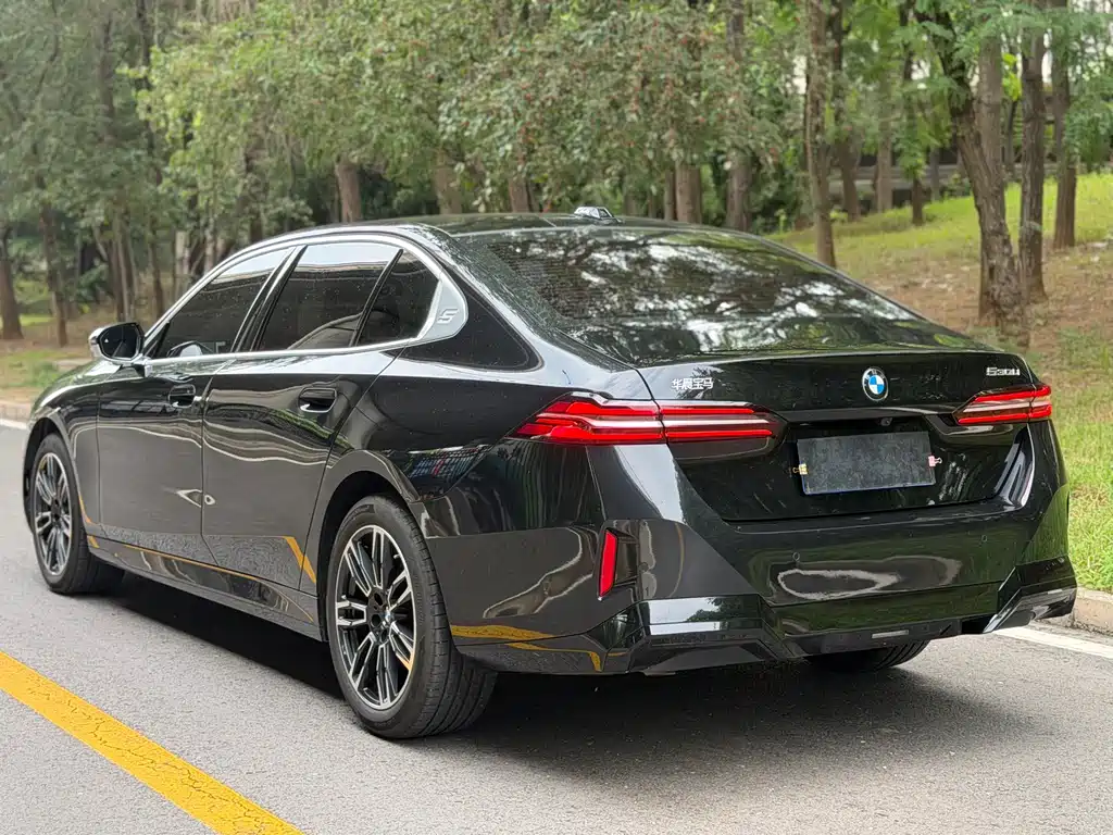 BMW 5 Series 2025 — фото 11