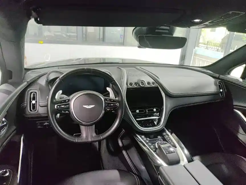 Aston Martin DBX 2021