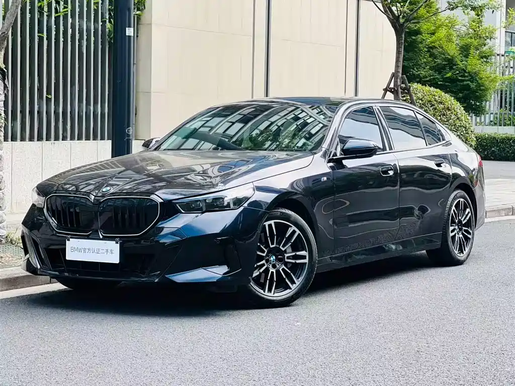 BMW 5 Series 2025 — фото 1