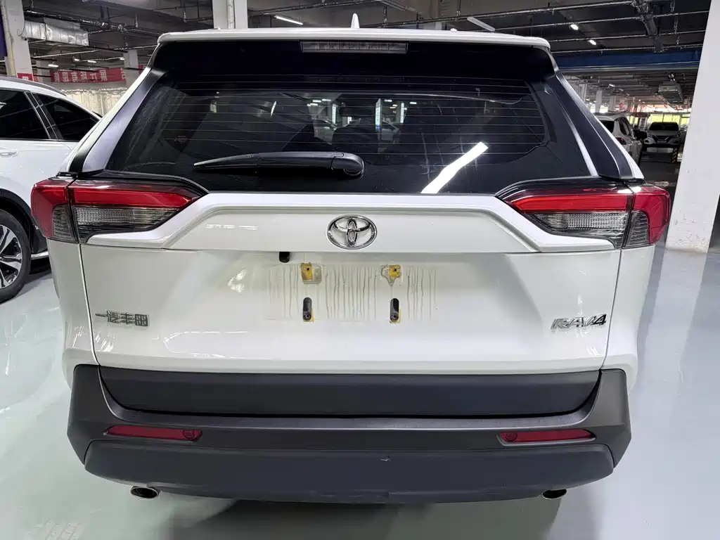 Toyota RAV4 2023 — фото 16