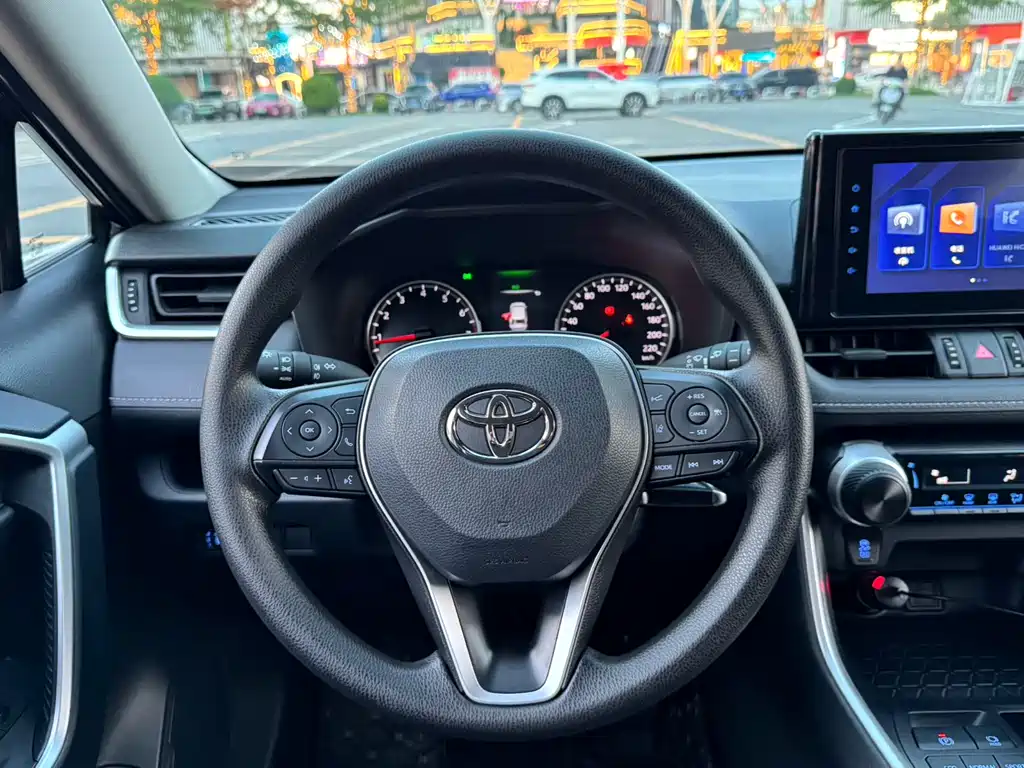 Toyota RAV4 2023 — фото 18