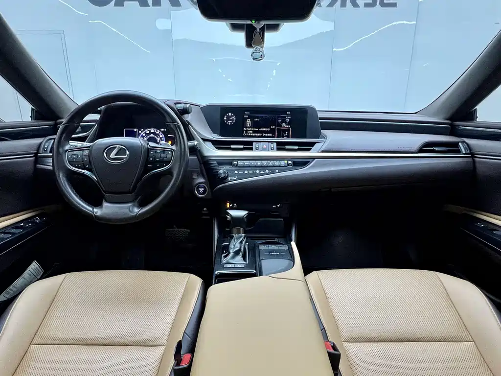 Lexus ES 2018 — фото 10