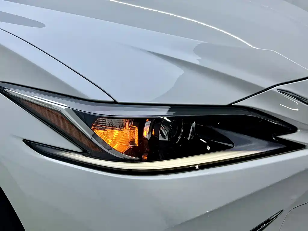 Lexus ES 2018 — фото 24