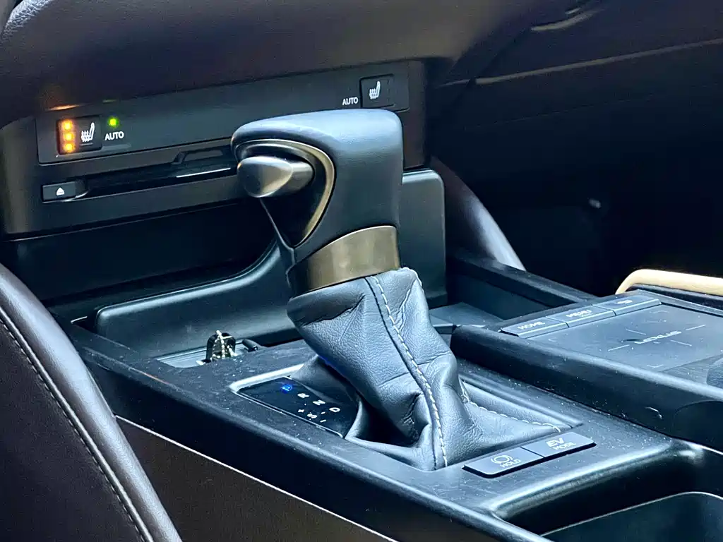 Lexus ES 2018 — фото 21